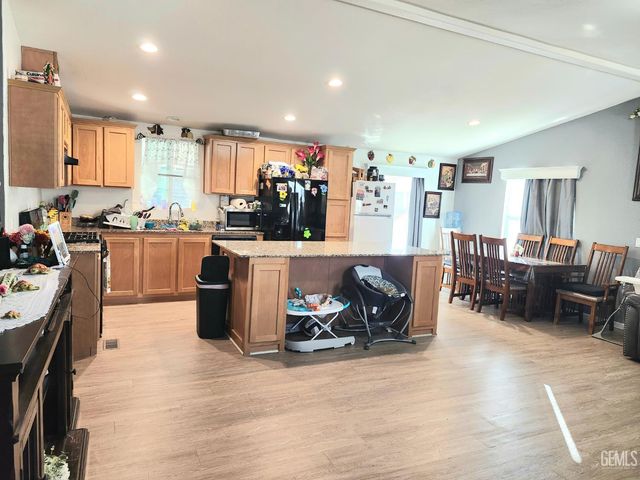 257 Mary Kay Lane, Bakersfield, CA 93308