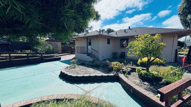 11 Ivy Street, Monterey, CA 93940