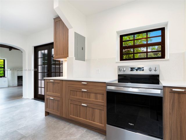 690 NE 118th St, Biscayne Park, FL 33161