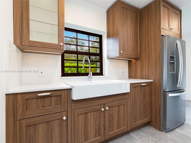 690 NE 118th St, Biscayne Park, FL 33161