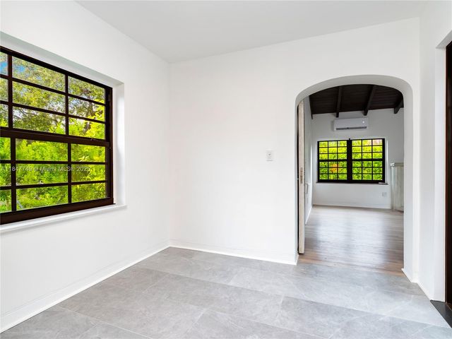 690 NE 118th St, Biscayne Park, FL 33161