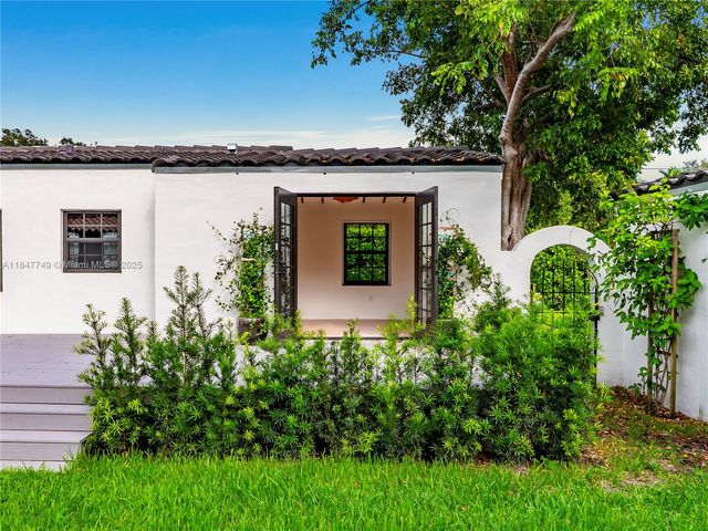 690 NE 118th St, Biscayne Park, FL 33161