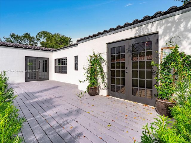 690 NE 118th St, Biscayne Park, FL 33161