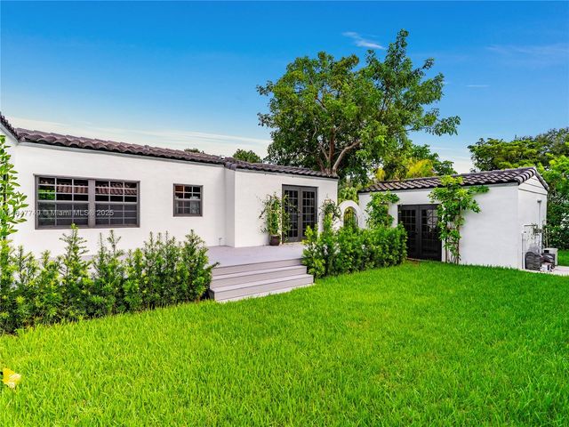 690 NE 118th St, Biscayne Park, FL 33161