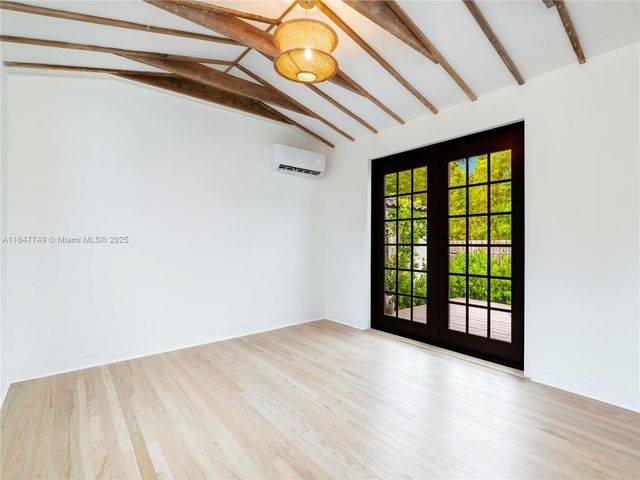 690 NE 118th St, Biscayne Park, FL 33161