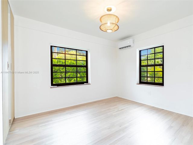 690 NE 118th St, Biscayne Park, FL 33161