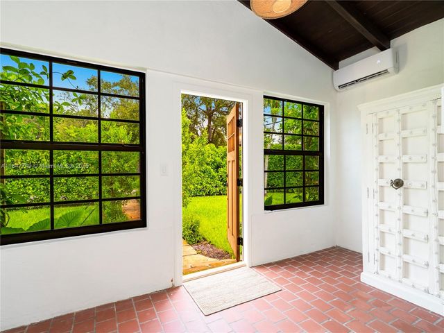 690 NE 118th St, Biscayne Park, FL 33161