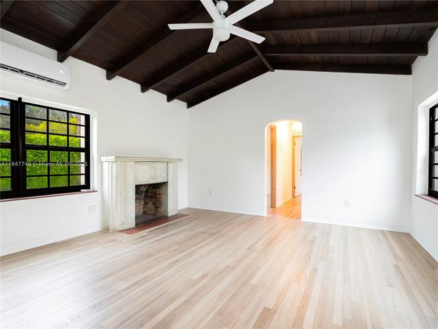 690 NE 118th St, Biscayne Park, FL 33161