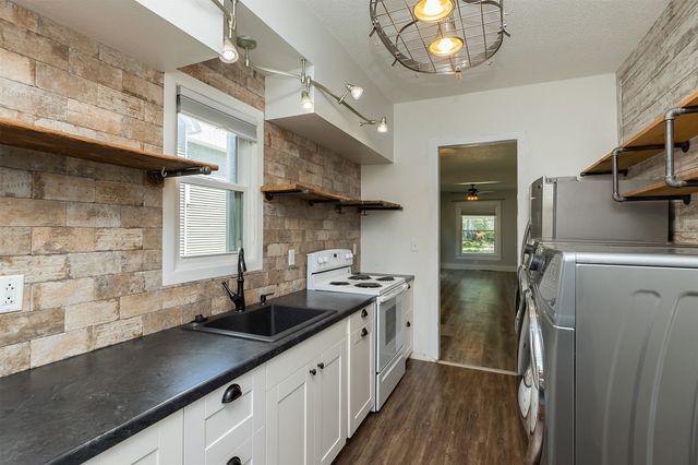 402 W Ashland Avenue, Indianola, IA 50125