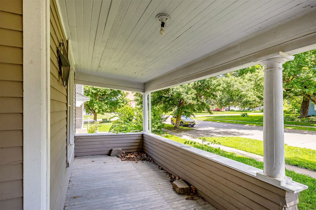402 W Ashland Avenue, Indianola, IA 50125