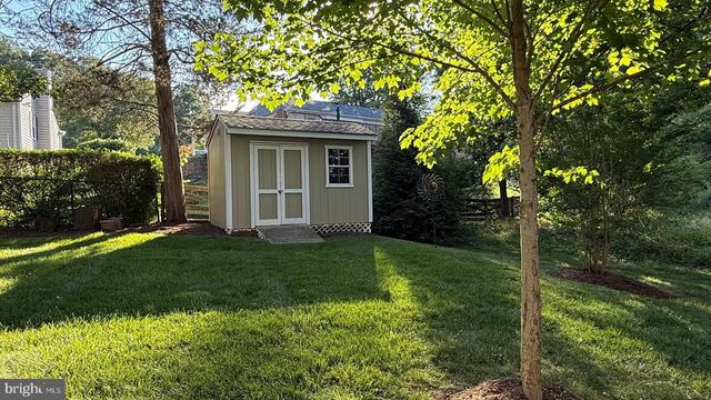 8104 BRIAR CREEK DR, Annandale, VA 22003