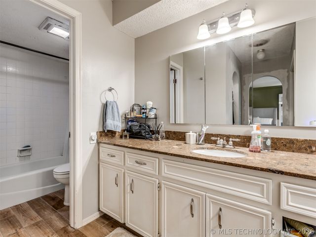 10318 S Sandusky Avenue, Tulsa, OK 74137
