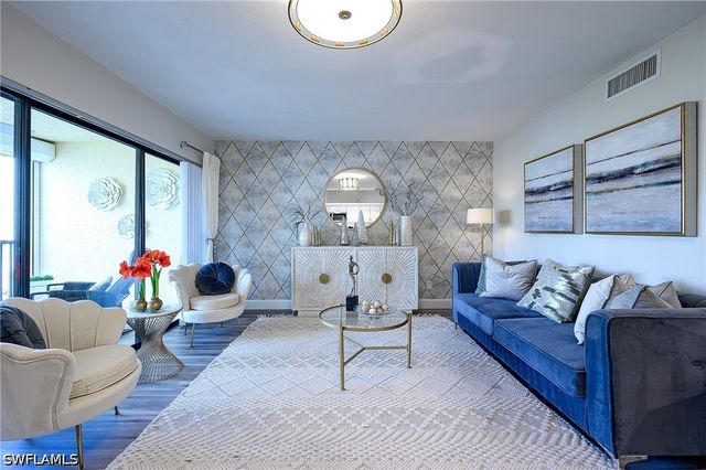 586 Beachwalk CIR O-205, Naples, FL 34108