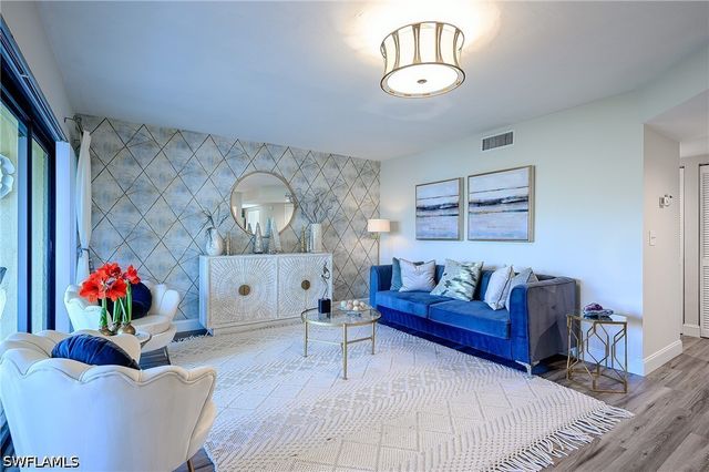 586 Beachwalk CIR O-205, Naples, FL 34108
