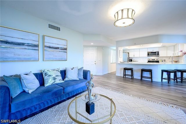 586 Beachwalk CIR O-205, Naples, FL 34108