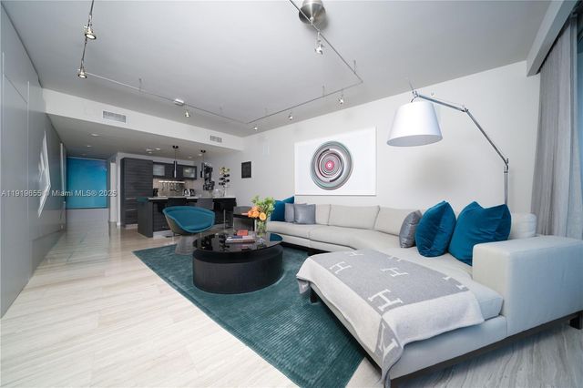 200 Biscayne Boulevard Way 3906, Miami, FL 33131