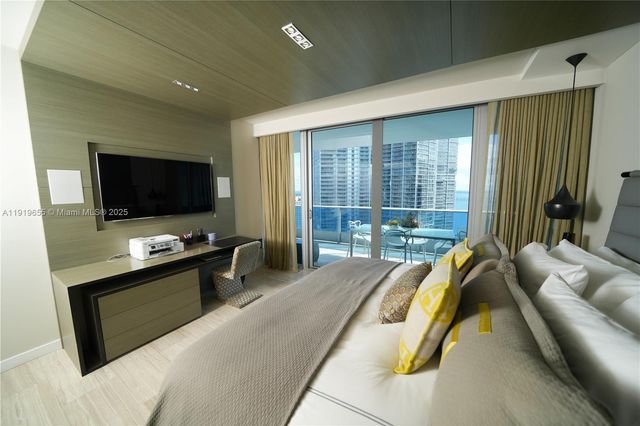 200 Biscayne Boulevard Way 3906, Miami, FL 33131