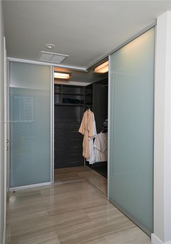 200 Biscayne Boulevard Way 3906, Miami, FL 33131