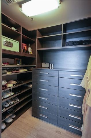 200 Biscayne Boulevard Way 3906, Miami, FL 33131