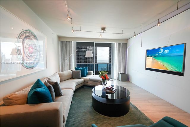 200 Biscayne Boulevard Way 3906, Miami, FL 33131