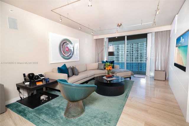 200 Biscayne Boulevard Way 3906, Miami, FL 33131