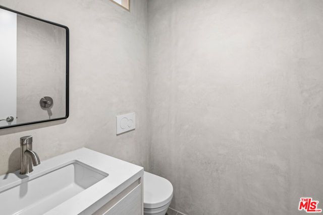 930 California Avenue 301, Santa Monica, CA 90403