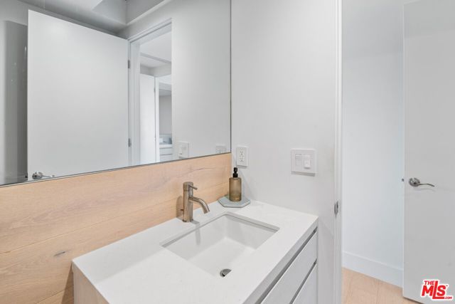 930 California Avenue 301, Santa Monica, CA 90403