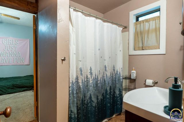 917 SW Warren AVE, Topeka, KS 66606