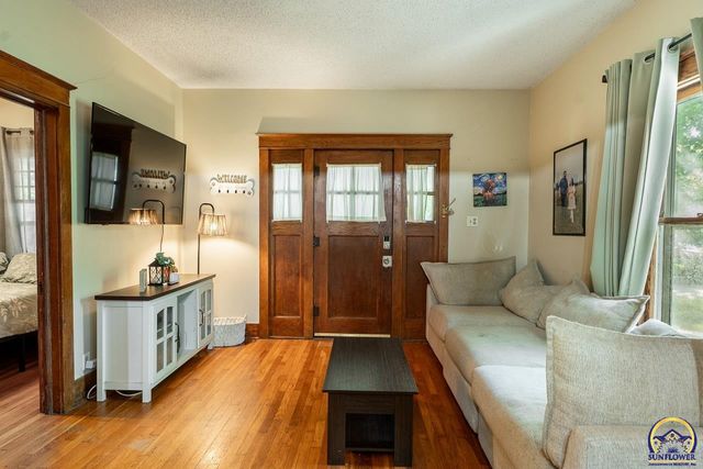 917 SW Warren AVE, Topeka, KS 66606