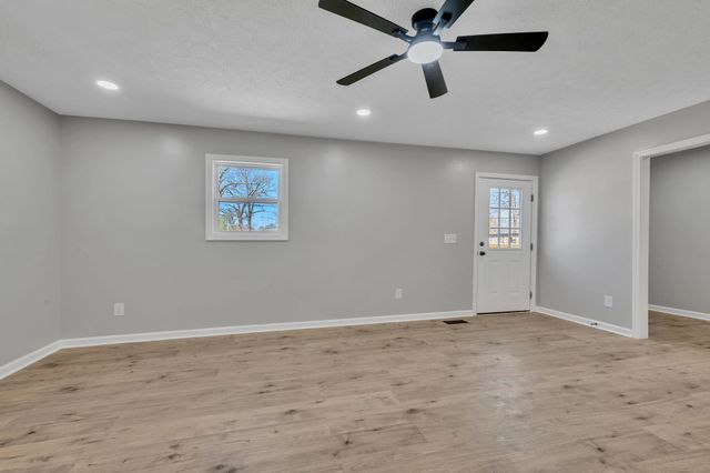 435 Carman Ave, New Johnsonville, TN 37134