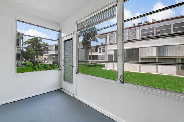 2004 Lake Osborne Drive 4, Lake Worth Beach, FL 33461