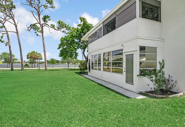 2004 Lake Osborne Drive 4, Lake Worth Beach, FL 33461