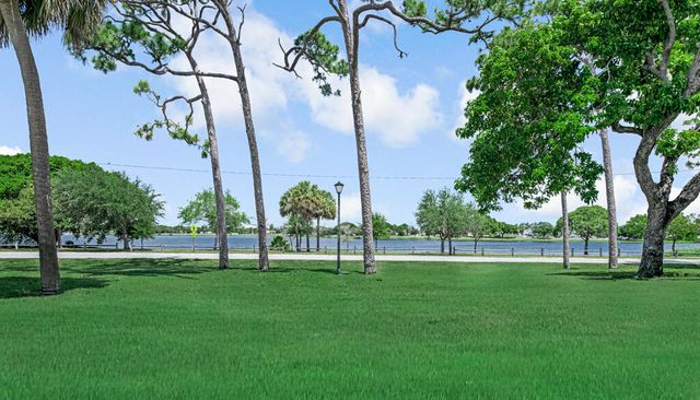 2004 Lake Osborne Drive 4, Lake Worth Beach, FL 33461