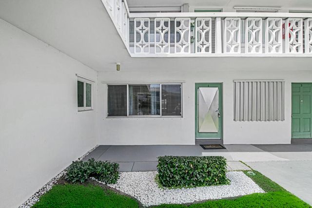2004 Lake Osborne Drive 4, Lake Worth Beach, FL 33461