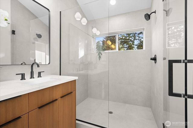 14308 Roslyn Place N, Seattle, WA 98133