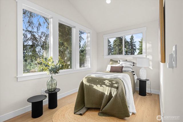 14308 Roslyn Place N, Seattle, WA 98133