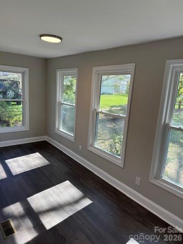 806 4th Street Drive NW, Hickory, NC 28601