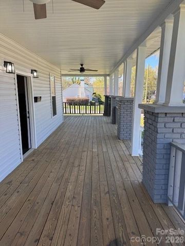 806 4th Street Drive NW, Hickory, NC 28601