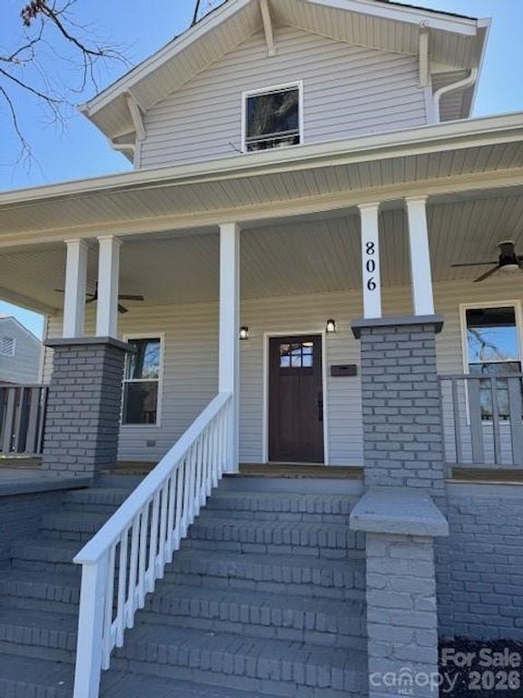 806 4th Street Drive NW, Hickory, NC 28601
