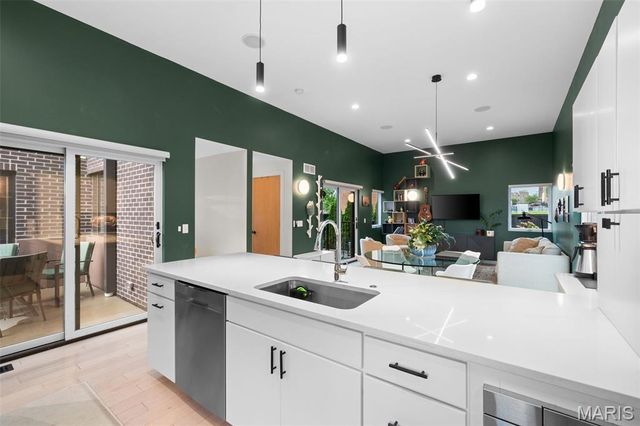 3738 Olive Street, St Louis, MO 63108