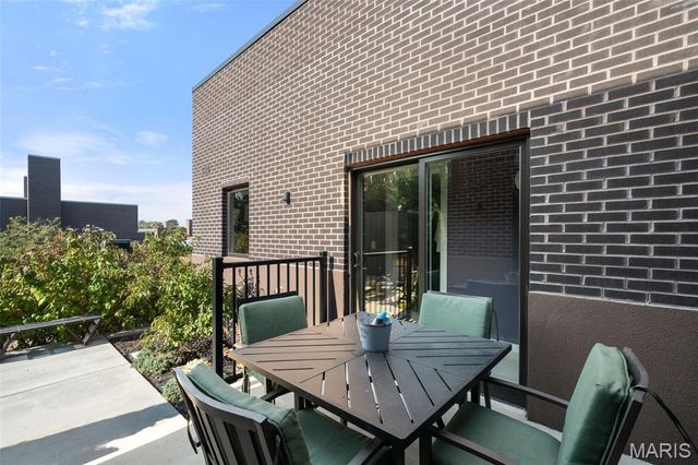 3738 Olive Street, St Louis, MO 63108