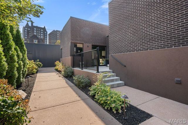 3738 Olive Street, St Louis, MO 63108