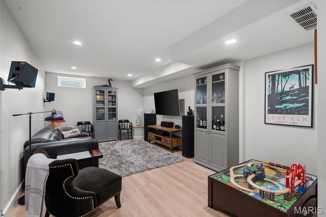 3738 Olive Street, St Louis, MO 63108