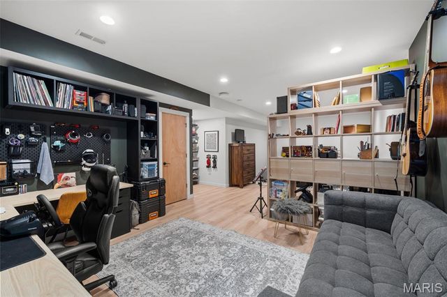 3738 Olive Street, St Louis, MO 63108