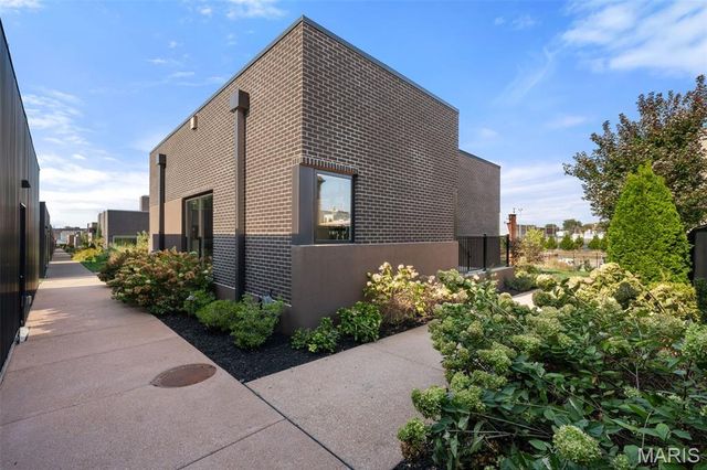 3738 Olive Street, St Louis, MO 63108