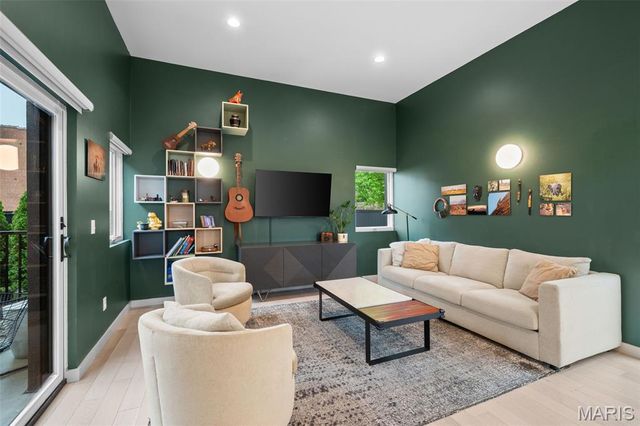 3738 Olive Street, St Louis, MO 63108