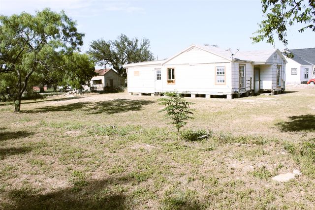 501 E Church Street, San Saba, TX 76877