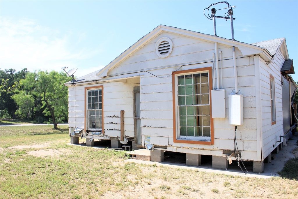 501 E Church Street, San Saba, TX 76877