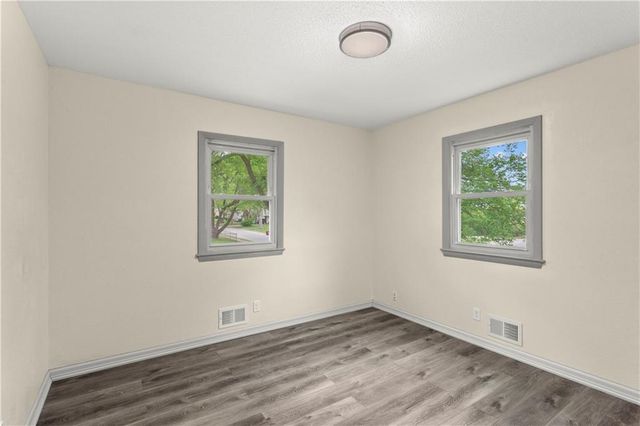 6905 E 136 Street, Grandview, MO 64030