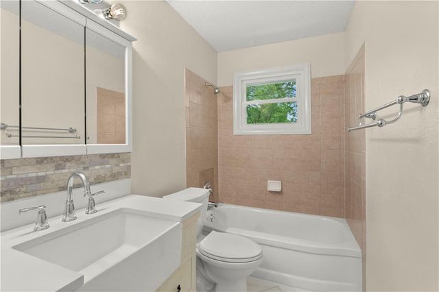 6905 E 136 Street, Grandview, MO 64030